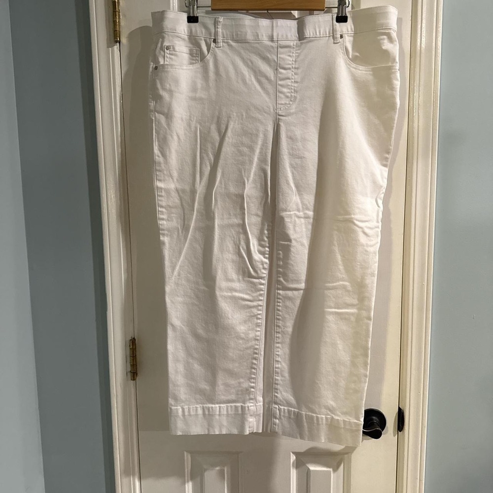 NWOT White Capri Pants